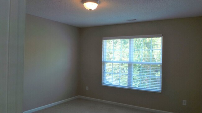 Building Photo - ~~ 4 Bedroom End Unit Townhome            ...