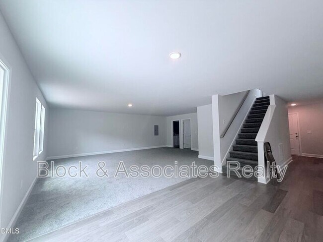 Building Photo - 824 Roane St