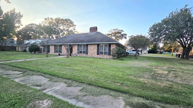 Building Photo - 11067 Goodwood Blvd