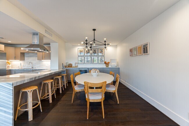 Building Photo - 2701 Westheimer Rd