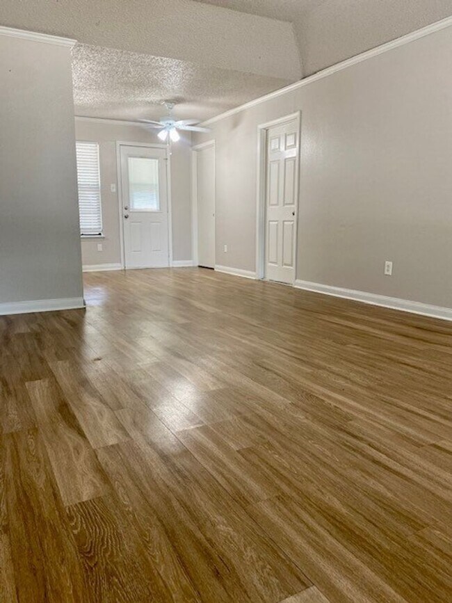 Building Photo - Charming Home located in a great neighborhood!