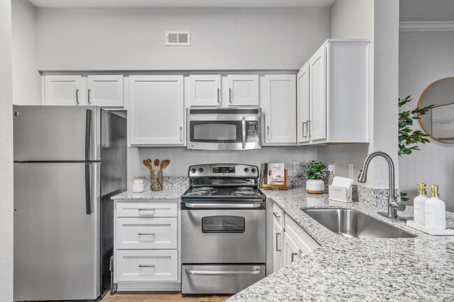 1BR, 1BA - 689SF - Kitchen - Vue 360