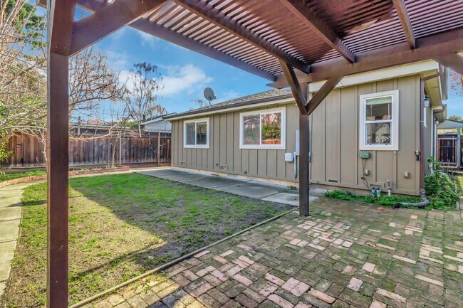 Building Photo - 123 Dunsmuir Way