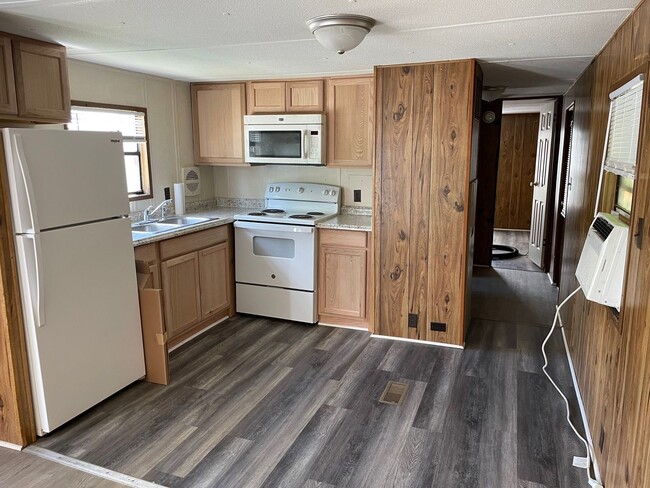 Building Photo - 2 bed, 1 bath mobile home in Lexington! $7...