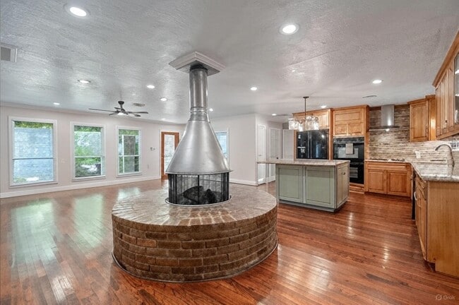 Building Photo - 1320 Woodvine Dr