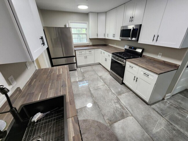 Building Photo - Richland Elementary District - 4 Bedroom Home