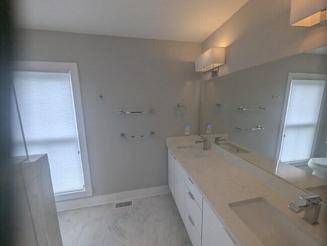 Building Photo - 3 BD / 3 BA Newer Row Home for Lease in Ha...
