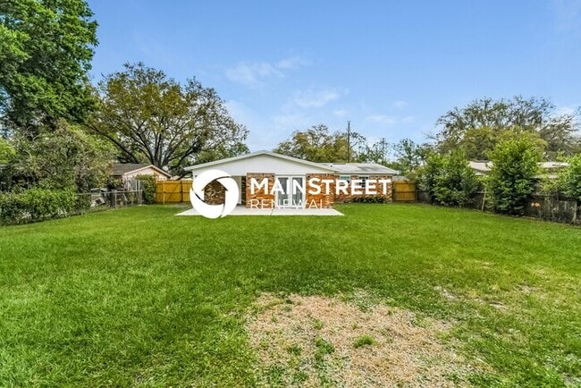 Building Photo - 4 Bedroom Pet-Friendly Home in Jacksonville, FL with Main Street Renewal