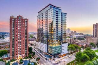 Building Photo - 700 E Kilbourn Ave