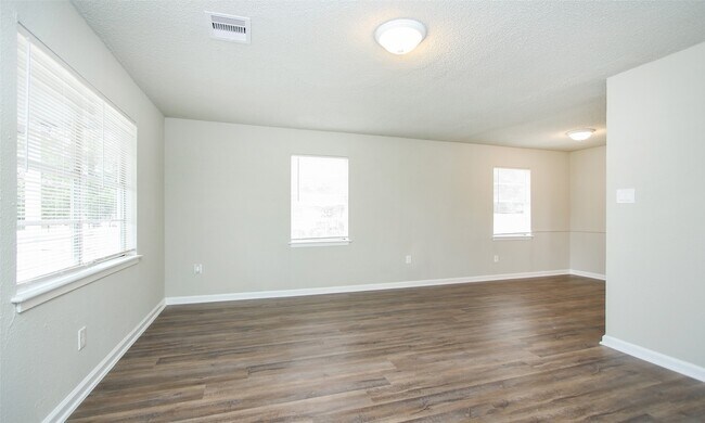 Building Photo - 6110 Glen Lee Dr