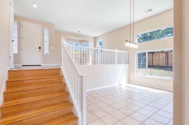 Building Photo - Gorgeous 4 Bedroom with SOLAR in Shadow Lakes!