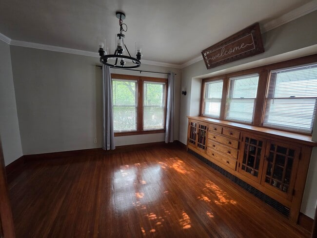 Dining - 12526 Hipp St