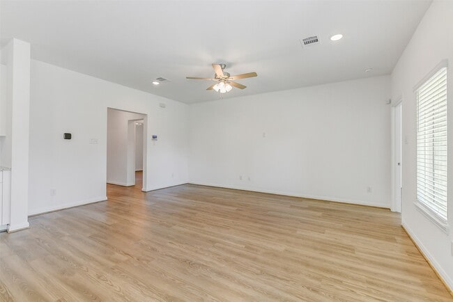 Building Photo - 13610 Pine Dr