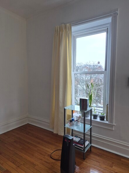 Living Rooom - 1225 W Walnut St