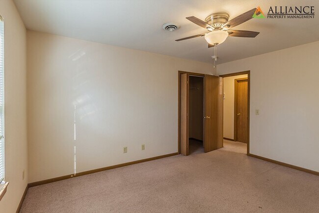 Building Photo - Bluemont Ave. 815-817