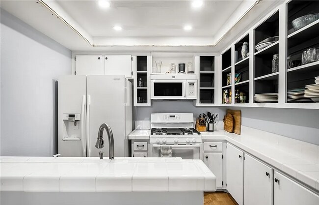 Building Photo - This beautiful, spacious 1-bedroom upper l...