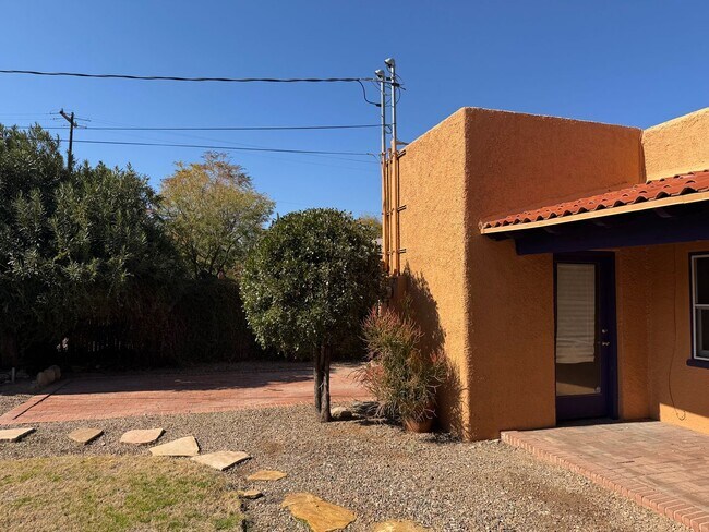 Building Photo - COMING SOON! Charming Mid-Town 3 Bedroom 2 Bath Main House!