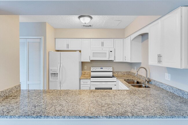 Building Photo - Newly Renovated 2/2.5 Townhome in Winter S...