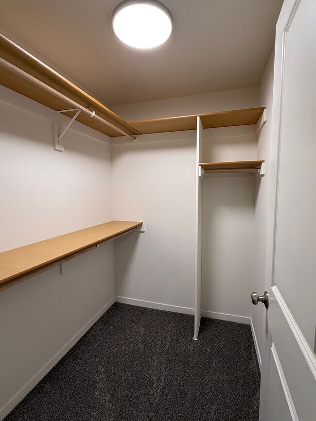 Building Photo - Ranch townhome with 2 stall garage. Spacious 2 bedrooms with walk in closets, 2.5 bathroom, 1st f...