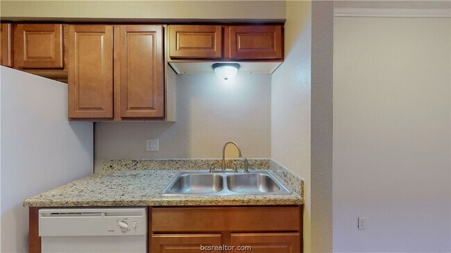 Building Photo - 904 University Oaks Blvd