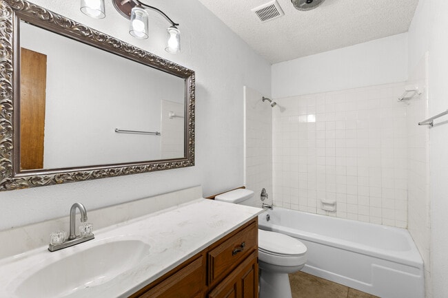 Building Photo - 228 Laredo Dr