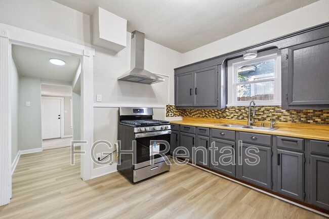 Building Photo - 2332 E Houston St