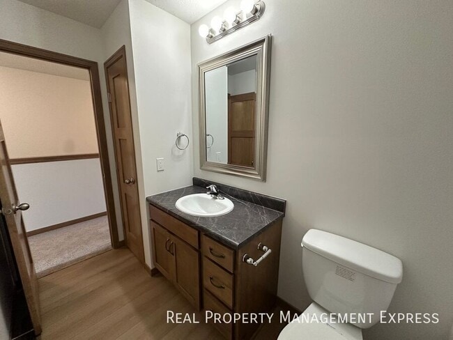 Building Photo - Modern 3 Bedroom 2.5 Bathroom Townhome