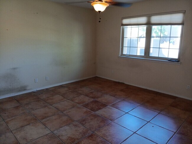 Building Photo - 3 Bedroom, 2 Bathroom Home! Schedule a Sho...