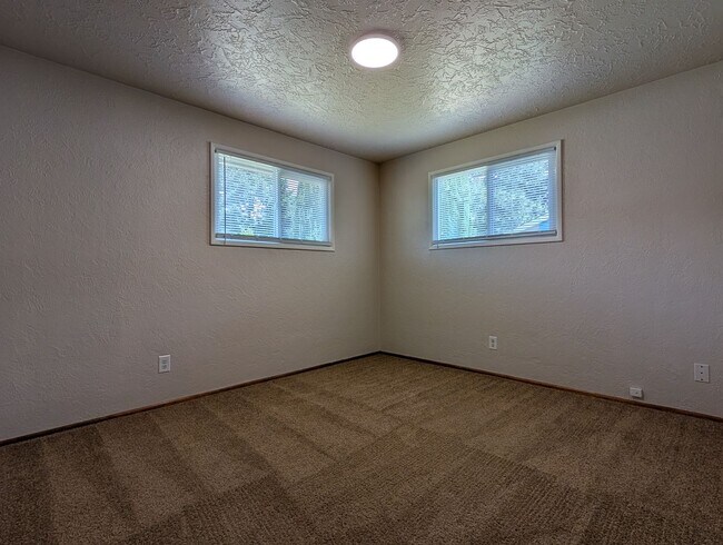 Building Photo - Nice 2 bed/1 bath duplex off River Road