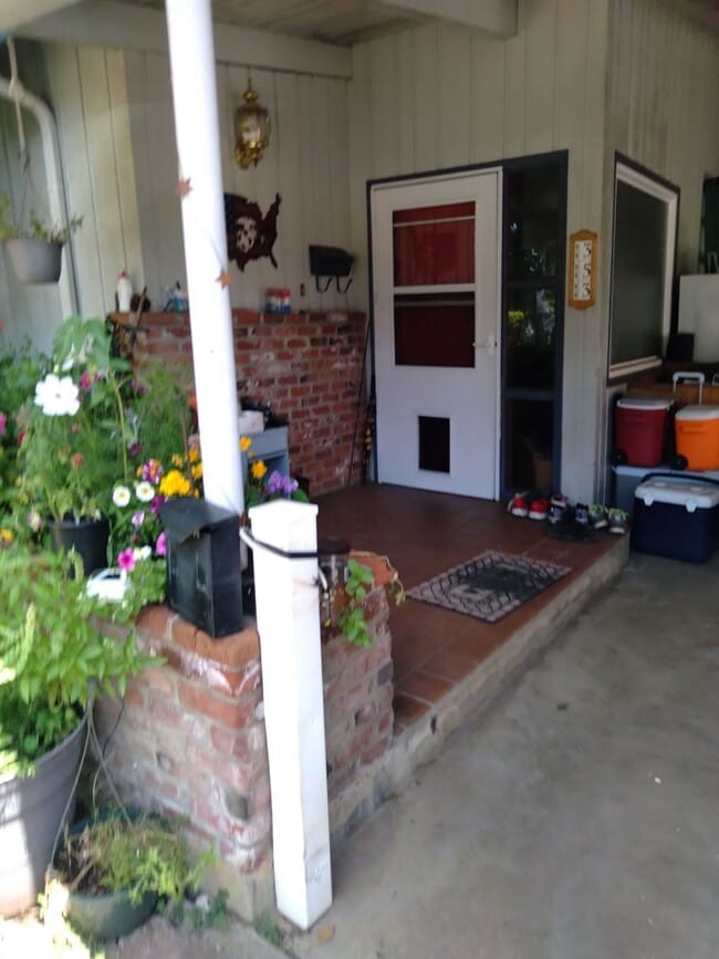 Building Photo - 353 W Madrone St