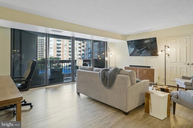 Building Photo - 3800 Fairfax Dr