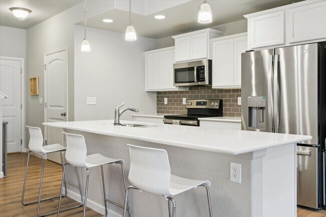 Building Photo - Charming Townhome in East Widefield!