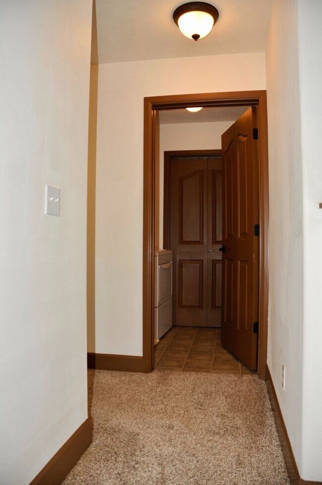 Building Photo - 3 bed 2.5 bath Townhome with A/C & gas fireplace