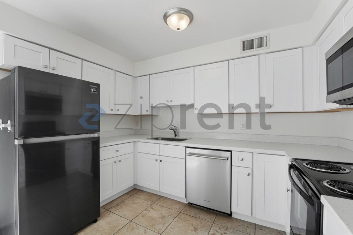 Building Photo - Unit 2