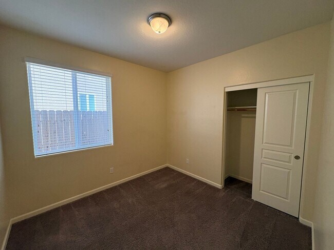 Building Photo - SE Visalia home Available Now!