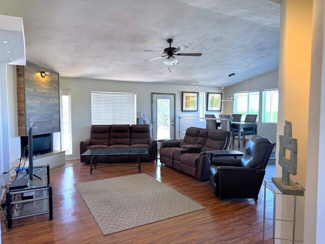 Building Photo - 3 BEDROOM HOME IN TIERRA MESA!