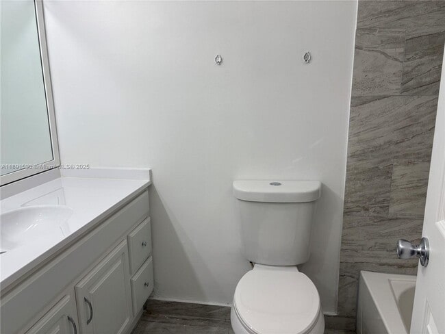 Building Photo - 5442 Lakewood Cir S
