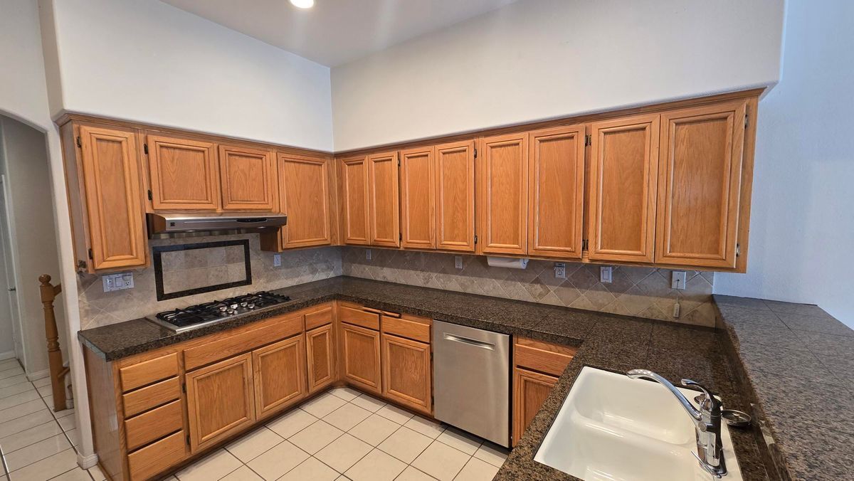 Building Photo - 1520 Upland Hills Dr S