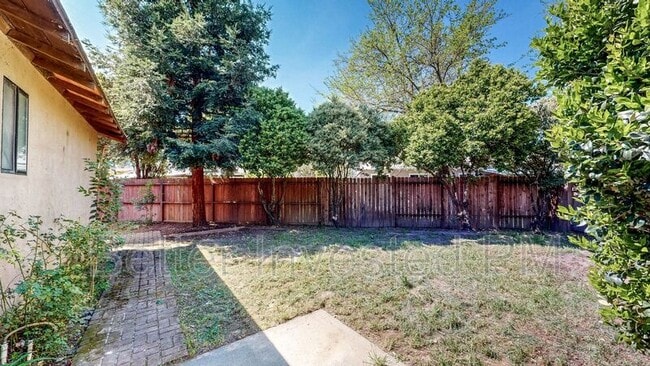 Building Photo - 580 Pomo Dr