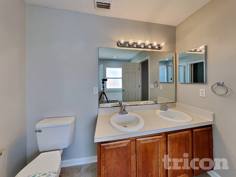 Building Photo - 11238 Justin Oaks Dr N