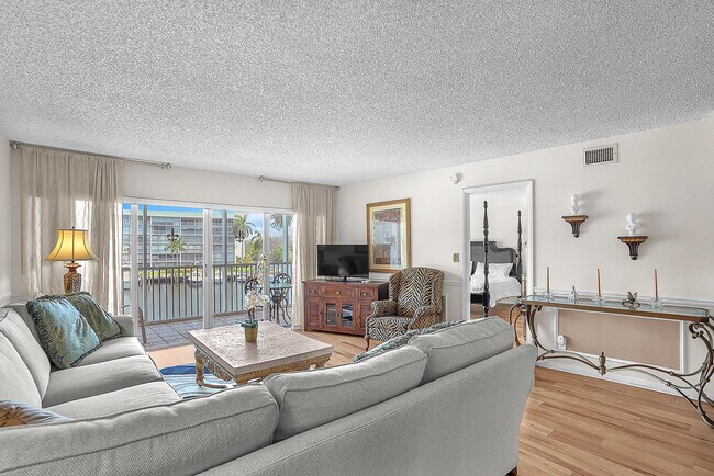 Building Photo - 1523 E Hillsboro Blvd