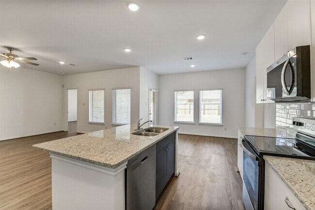 Building Photo - 11951 Pondwood Dr