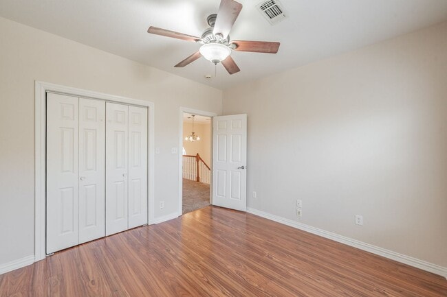 Building Photo - Spacious 5 Bedroom Home with Walk-Out Base...