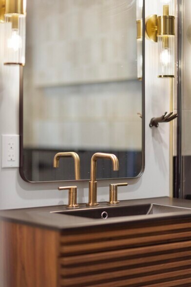 Building Photo - 18 Bank St