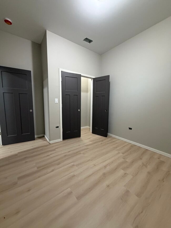 Building Photo - 22 N Pulaski Rd