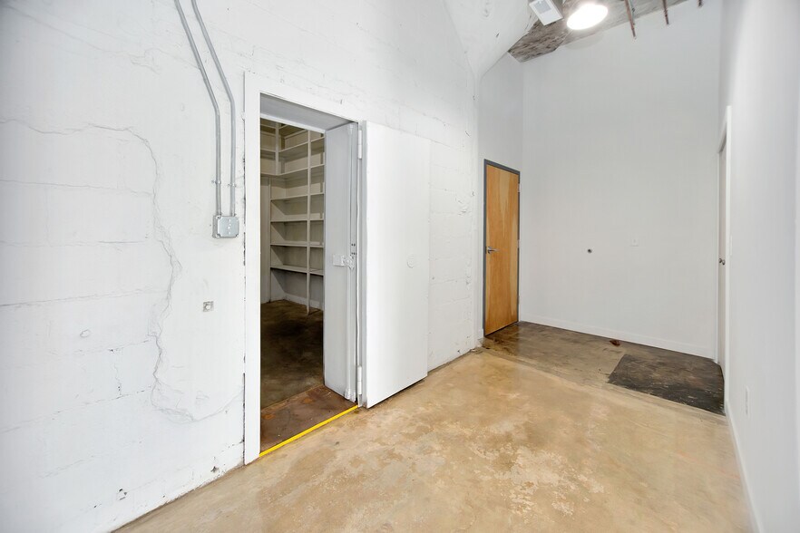 Building Photo - 470 Brainard St