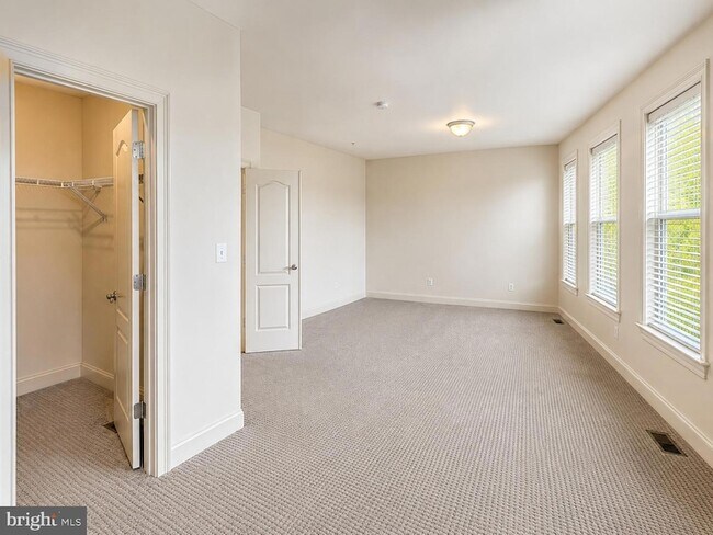 Building Photo - 3332 Burton Dr