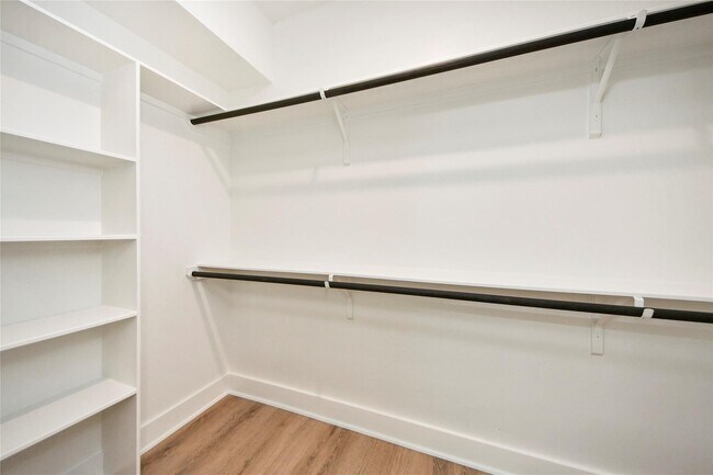 Building Photo - 932 South Ln