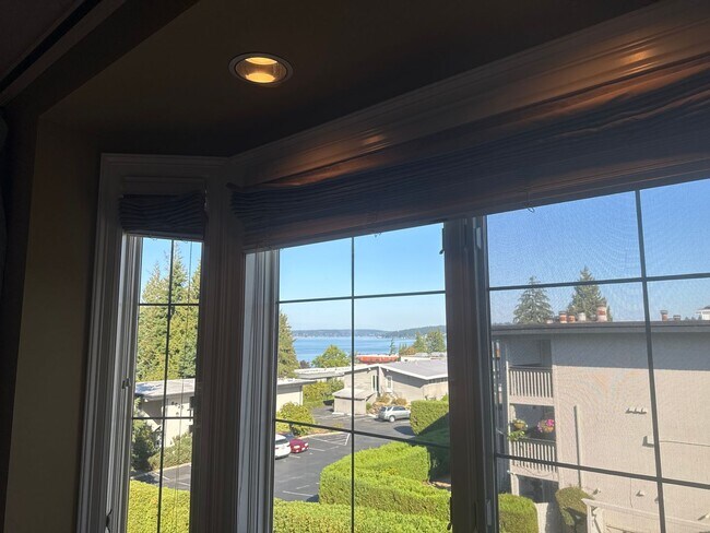 Building Photo - Exceptional 3 bed, 3 bath in Houghton Kirk...