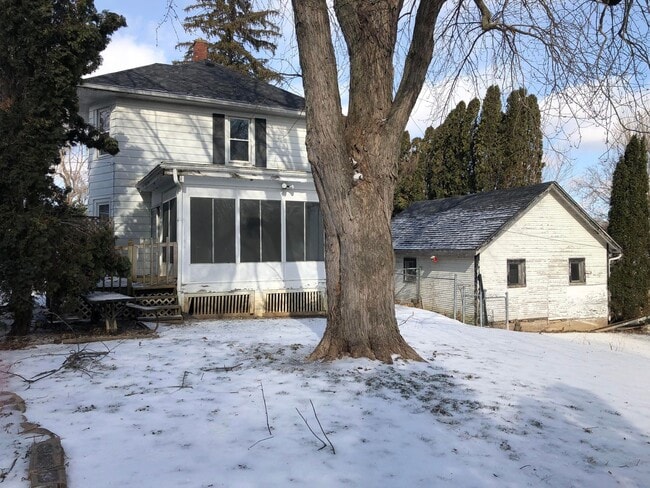 Building Photo - 3 bedroom/2 bath home w/partially fenced y...